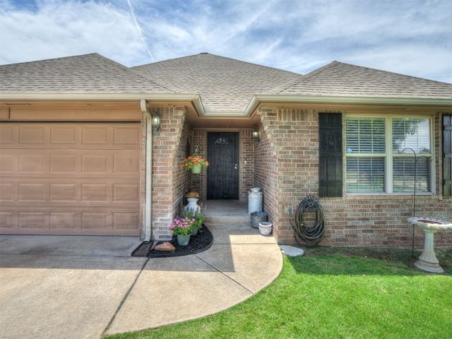 805 S Castle Rock Lane, Mustang, OK 73064