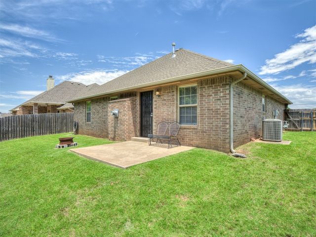 805 S Castle Rock Lane, Mustang, OK 73064