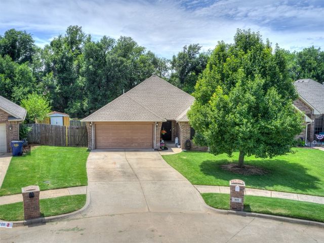 805 S Castle Rock Lane, Mustang, OK 73064