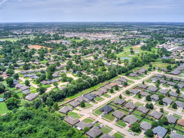 805 S Castle Rock Lane, Mustang, OK 73064