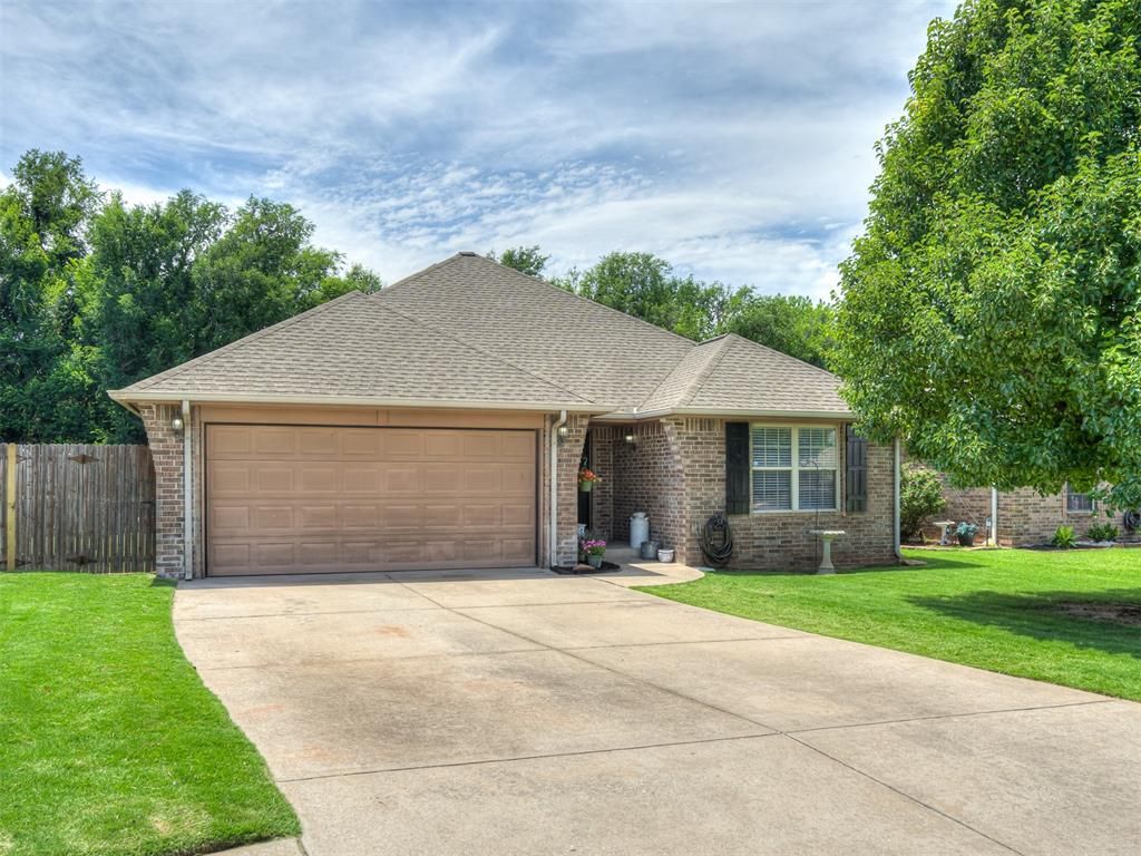 Image 1 of property listing at 805 S Castle Rock Lane, Mustang, OK 73064