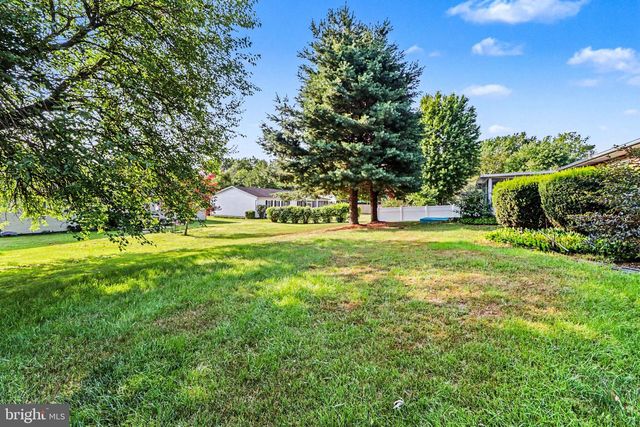6 STRAWBERRY LN, Carlisle, PA 17013