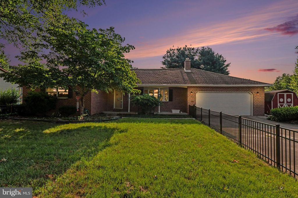 6 STRAWBERRY LN, Carlisle, PA 17013