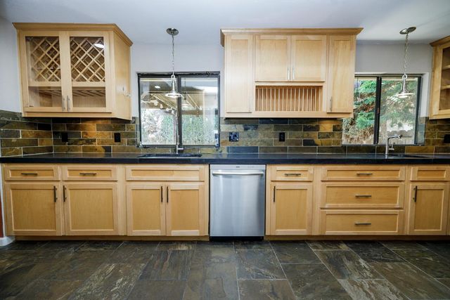 1127 River Bluff Dr, Oakdale, CA 95361