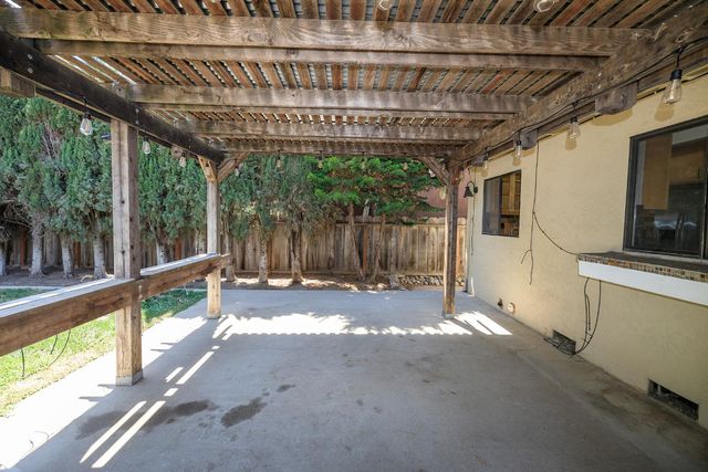 1127 River Bluff Dr, Oakdale, CA 95361