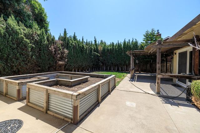 1127 River Bluff Dr, Oakdale, CA 95361