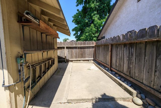 1127 River Bluff Dr, Oakdale, CA 95361