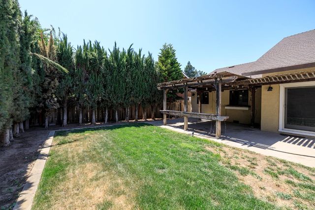 1127 River Bluff Dr, Oakdale, CA 95361