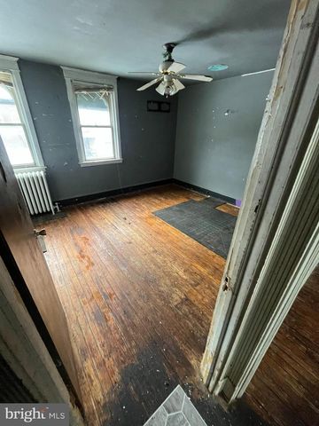 7023 GUILFORD RD, Upper Darby, PA 19082