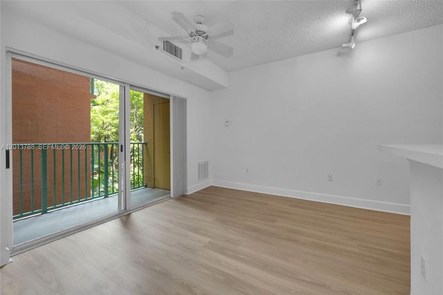 6001 SW 70th St 208, South Miami, FL 33143
