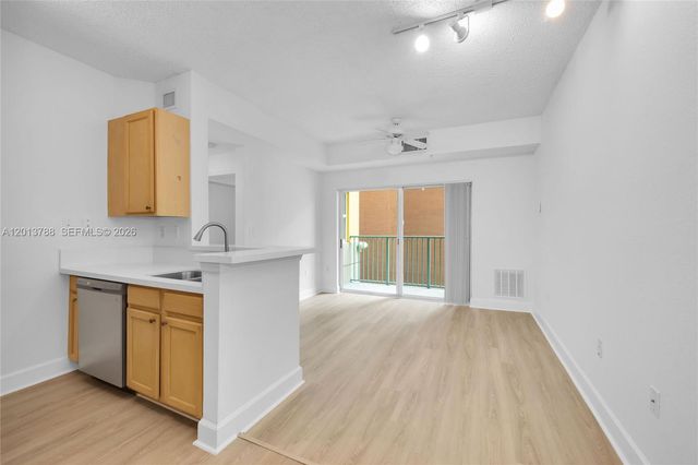 6001 SW 70th St 208, South Miami, FL 33143