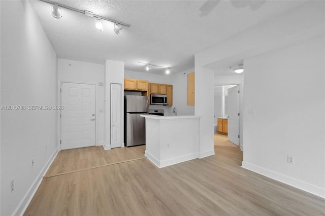 6001 SW 70th St 208, South Miami, FL 33143