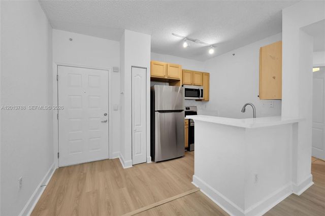 6001 SW 70th St 208, South Miami, FL 33143
