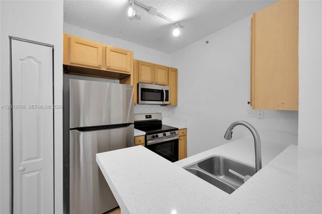 6001 SW 70th St 208, South Miami, FL 33143