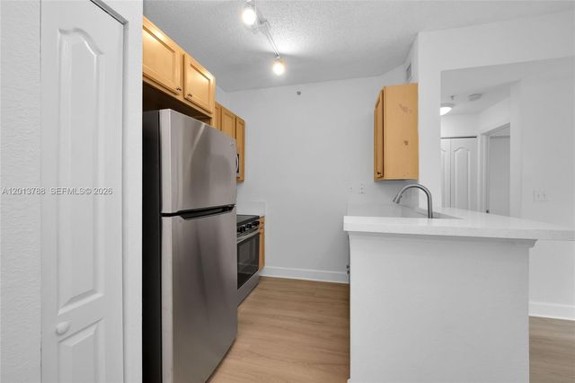6001 SW 70th St 208, South Miami, FL 33143