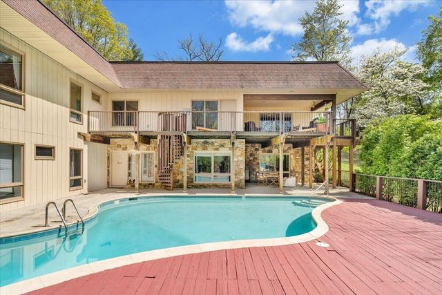 3244 Pineland RD, Roanoke, VA 24018