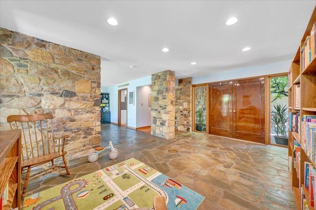 3244 Pineland RD, Roanoke, VA 24018
