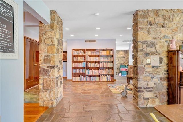 3244 Pineland RD, Roanoke, VA 24018