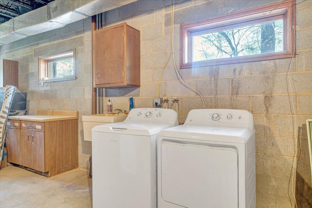 3244 Pineland RD, Roanoke, VA 24018
