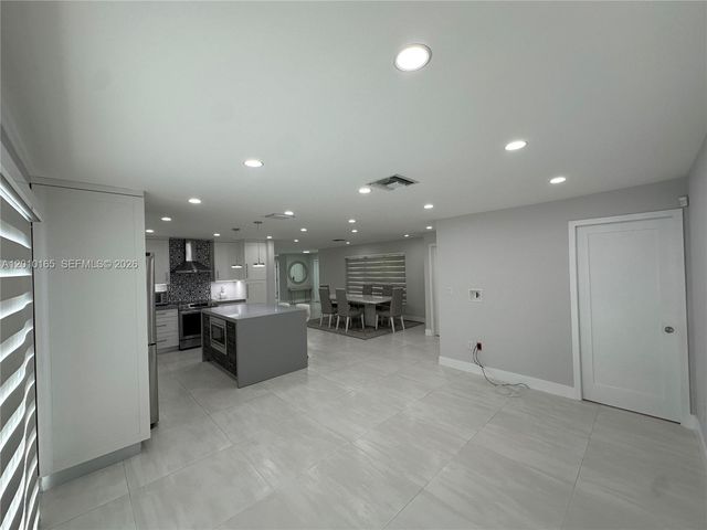 9275 SW 67th St, Miami, FL 33173