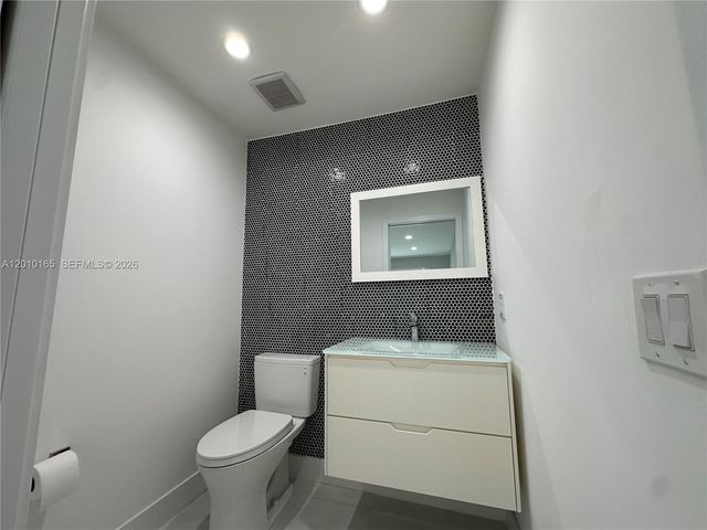 9275 SW 67th St, Miami, FL 33173