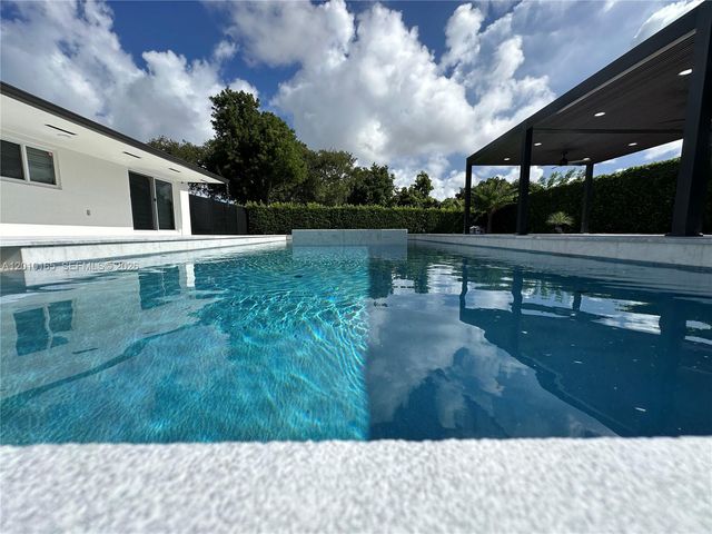 9275 SW 67th St, Miami, FL 33173