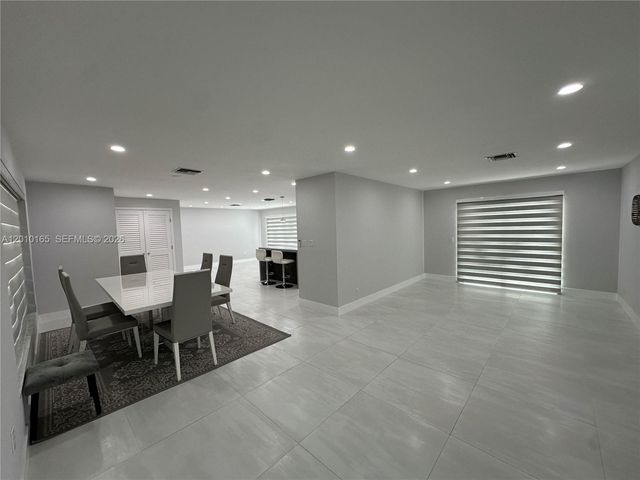 9275 SW 67th St, Miami, FL 33173