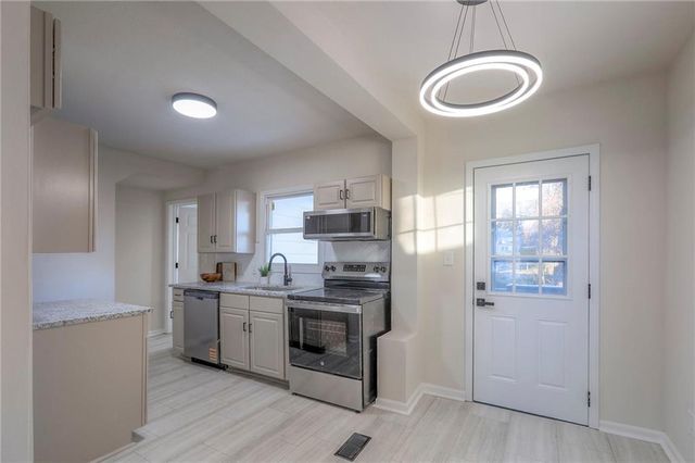 9504 E 13th Street S, Independence, MO 64052