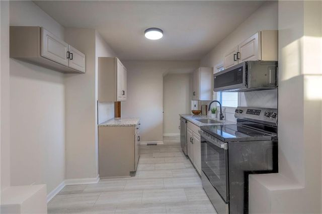 9504 E 13th Street S, Independence, MO 64052