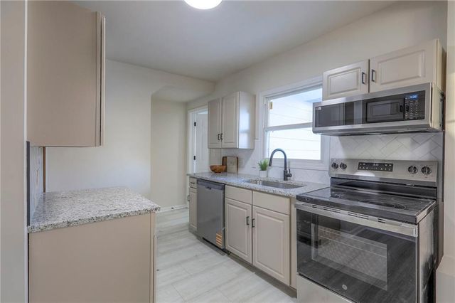 9504 E 13th Street S, Independence, MO 64052