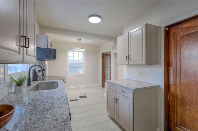 9504 E 13th Street S, Independence, MO 64052