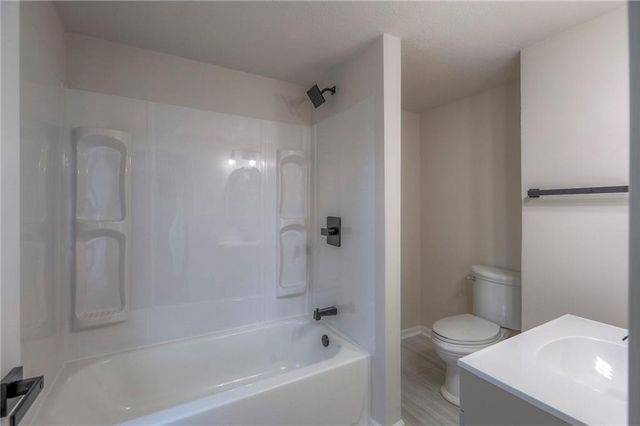 9504 E 13th Street S, Independence, MO 64052