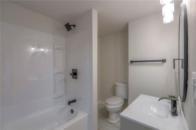 9504 E 13th Street S, Independence, MO 64052