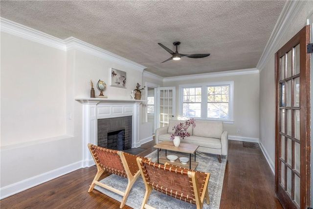 9504 E 13th Street S, Independence, MO 64052