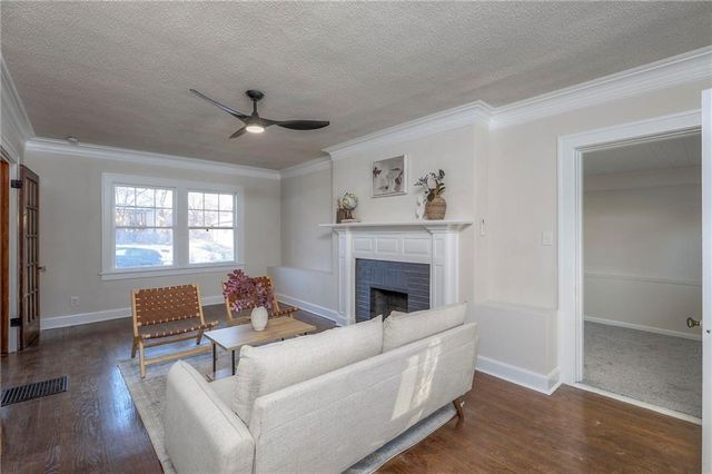 9504 E 13th Street S, Independence, MO 64052