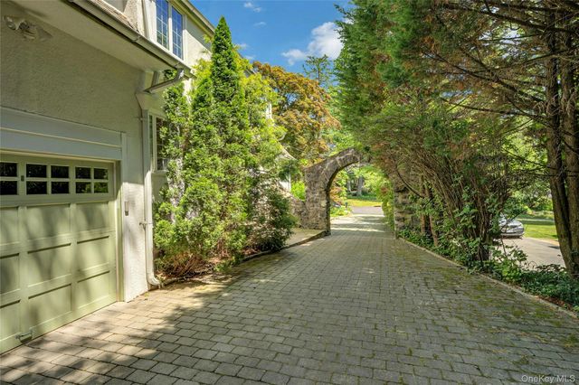 42 Knollwood Drive, Larchmont, NY 10538
