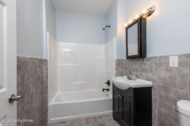 2831 W Madison St, Louisville, KY 40211