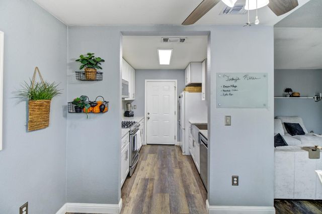 3851 8th Ave, Sacramento, CA 95817