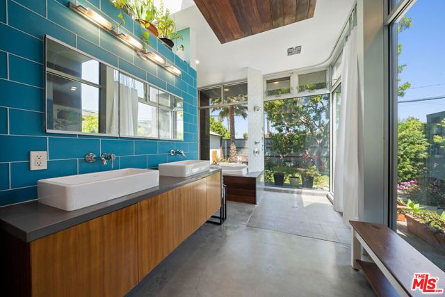 2817 Virginia Avenue, Santa Monica, CA 90404