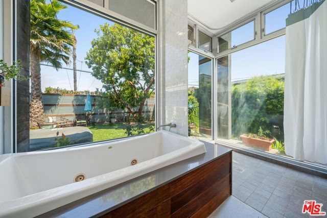 2817 Virginia Avenue, Santa Monica, CA 90404
