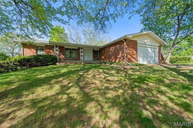 219 Barker Lane, Ballwin, MO 63021