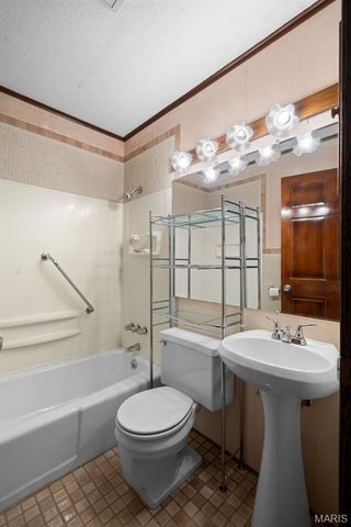 219 Barker Lane, Ballwin, MO 63021