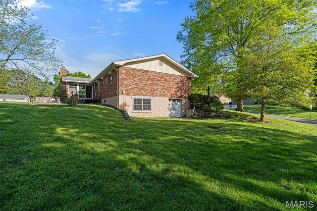 219 Barker Lane, Ballwin, MO 63021