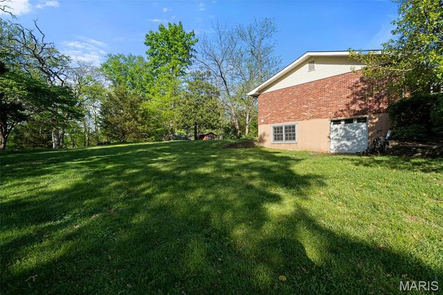 219 Barker Lane, Ballwin, MO 63021