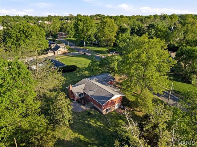 219 Barker Lane, Ballwin, MO 63021