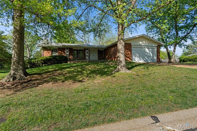 219 Barker Lane, Ballwin, MO 63021