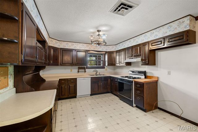 219 Barker Lane, Ballwin, MO 63021