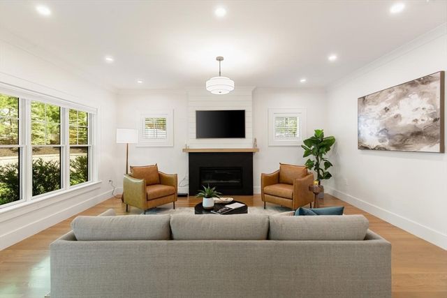 1124 Chestnut St, Newton, MA 02464