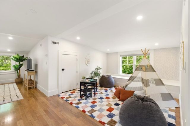 1124 Chestnut St, Newton, MA 02464
