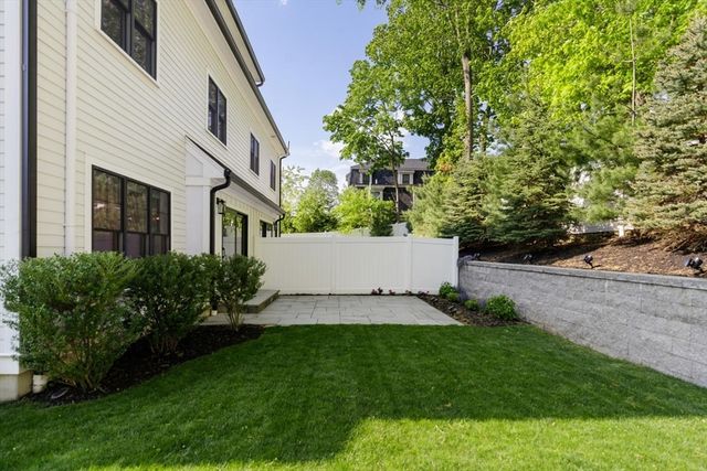 1124 Chestnut St, Newton, MA 02464